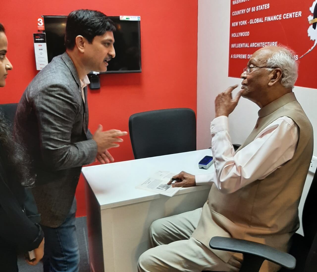 Dr Mandar Dharmadhikari discussing with respected scientist Dr Raghunath Ram Mashelkar